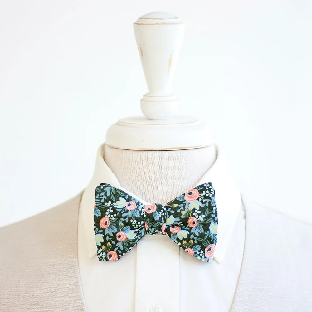 Men's Freestyle Self-Tie Bow Tie / Rosa In Forest