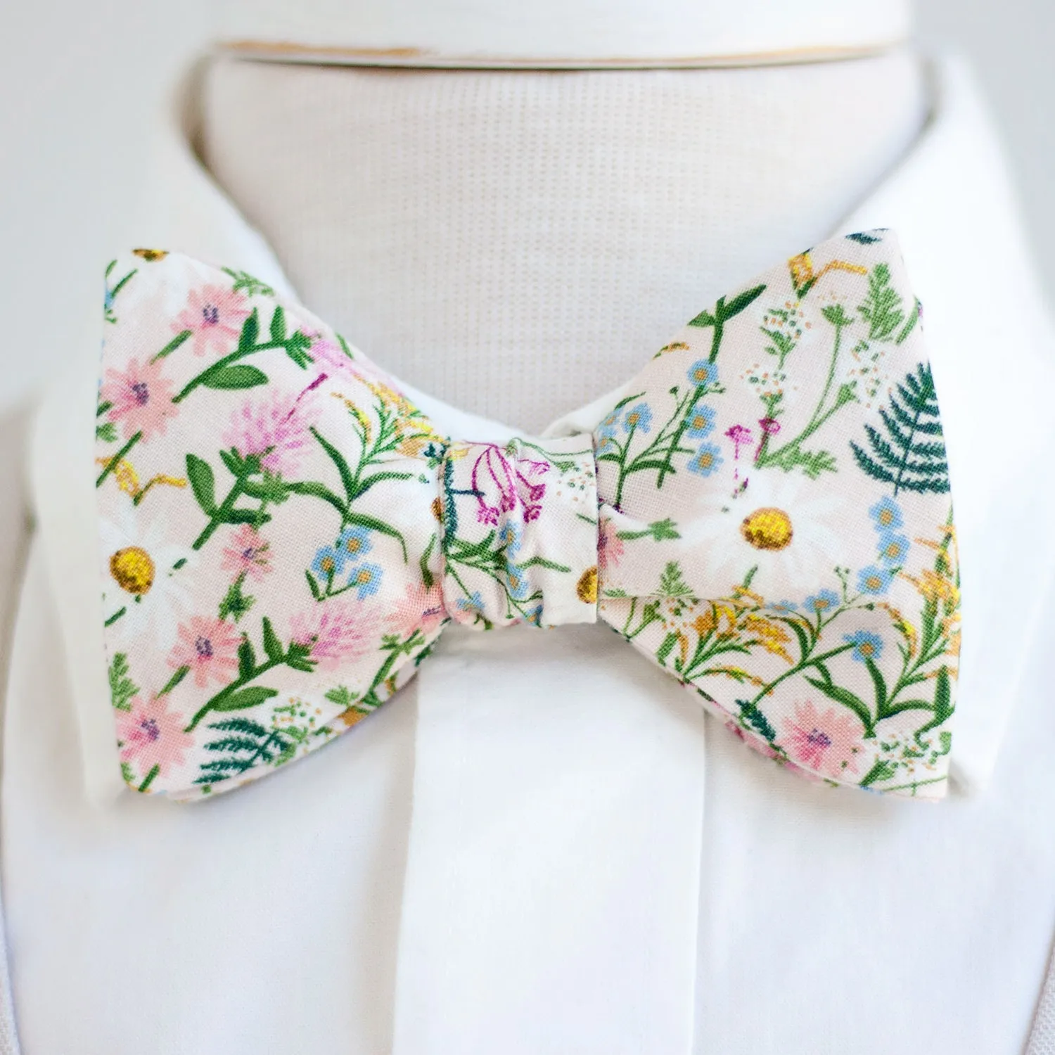 Men's Freestyle Self-Tie Bow Tie / Wildflowers In Pink