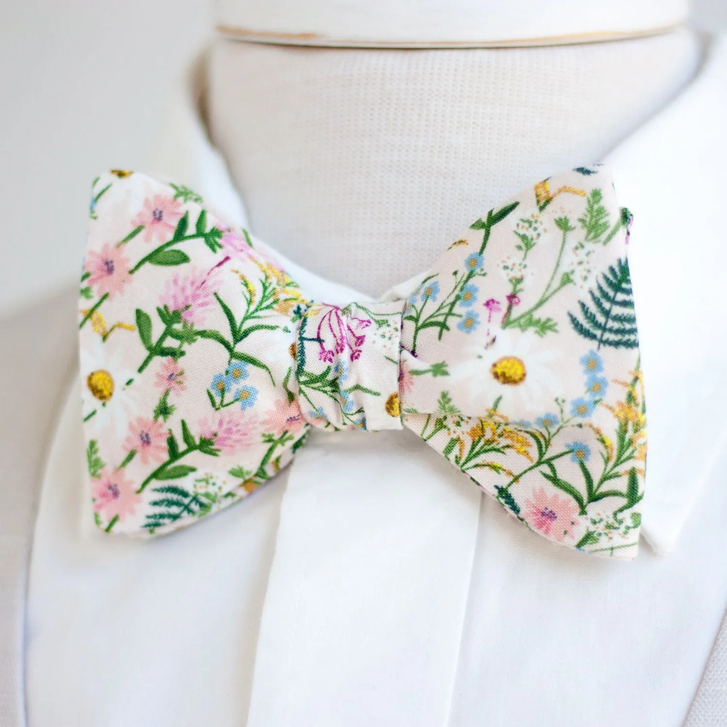 Men's Freestyle Self-Tie Bow Tie / Wildflowers In Pink