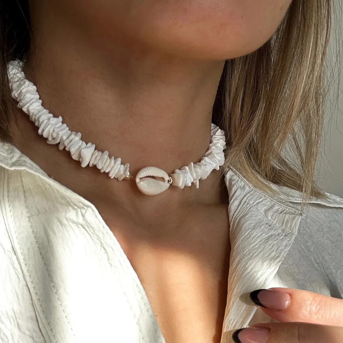 Puka Shell Choker Necklace White Round Hawaiian Natural Sea Shell Beach Jewelry Surfer Necklace for Women Cowrie Shell Aesthetic