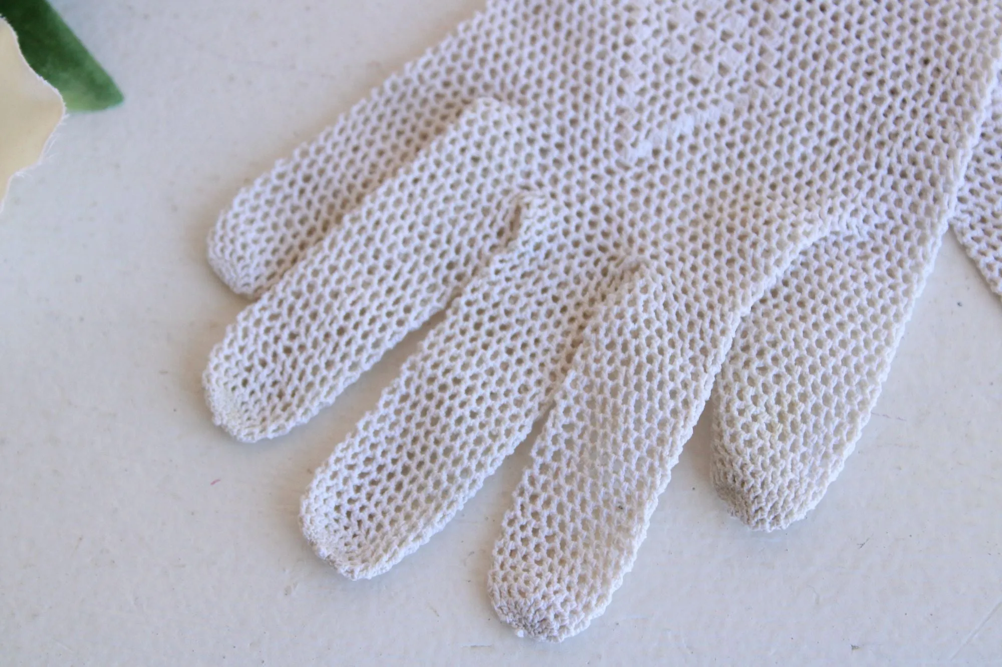 Vintage 1920s 1930s  Winter White Crochet Wrist Length Gloves