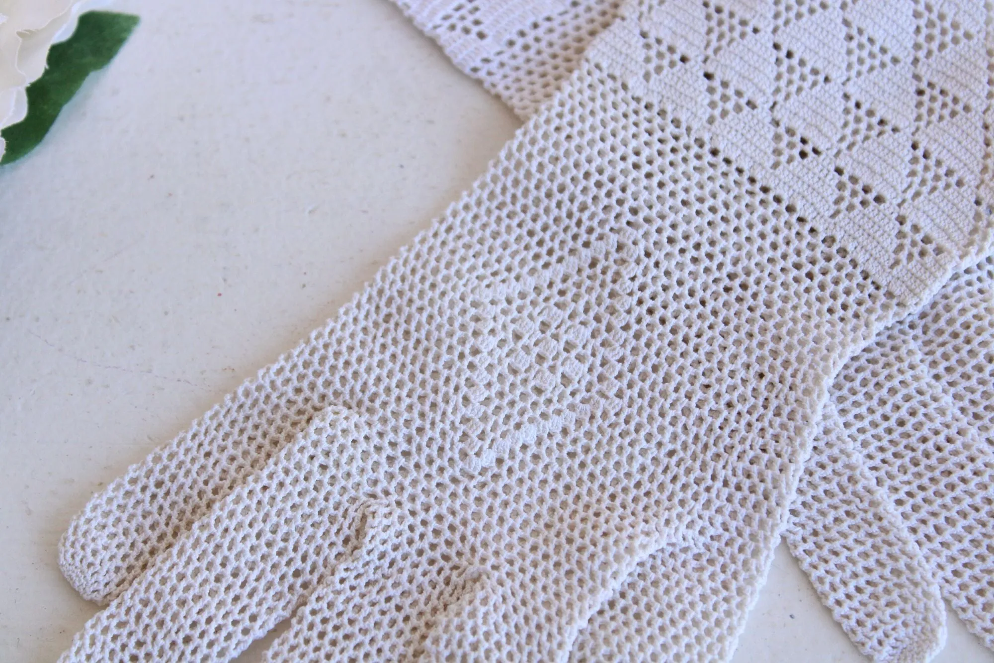 Vintage 1920s 1930s  Winter White Crochet Wrist Length Gloves