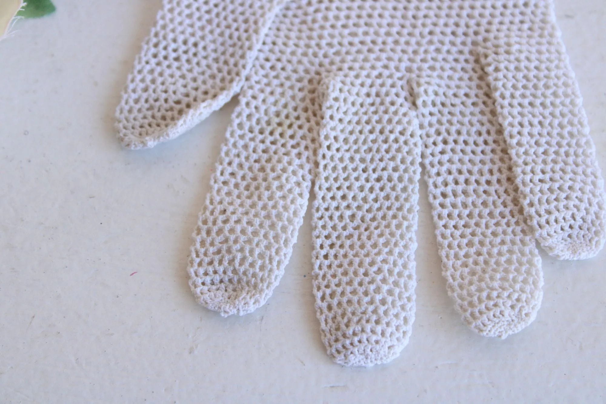 Vintage 1920s 1930s  Winter White Crochet Wrist Length Gloves