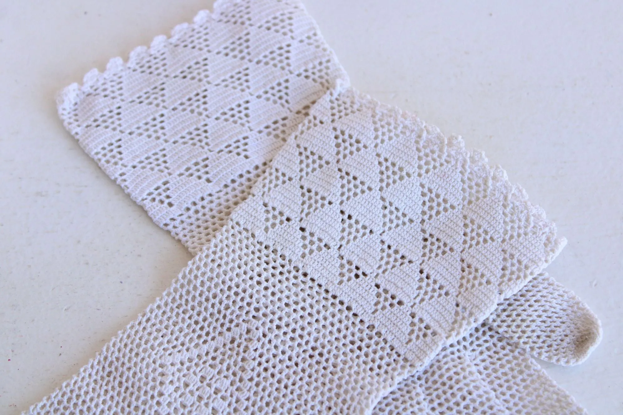 Vintage 1920s 1930s  Winter White Crochet Wrist Length Gloves