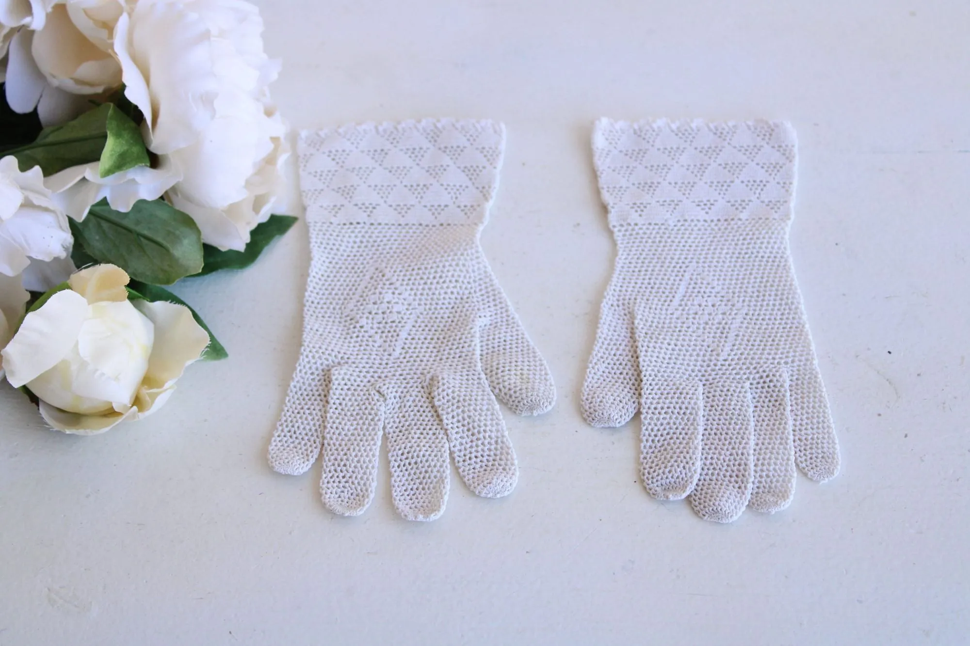 Vintage 1920s 1930s  Winter White Crochet Wrist Length Gloves