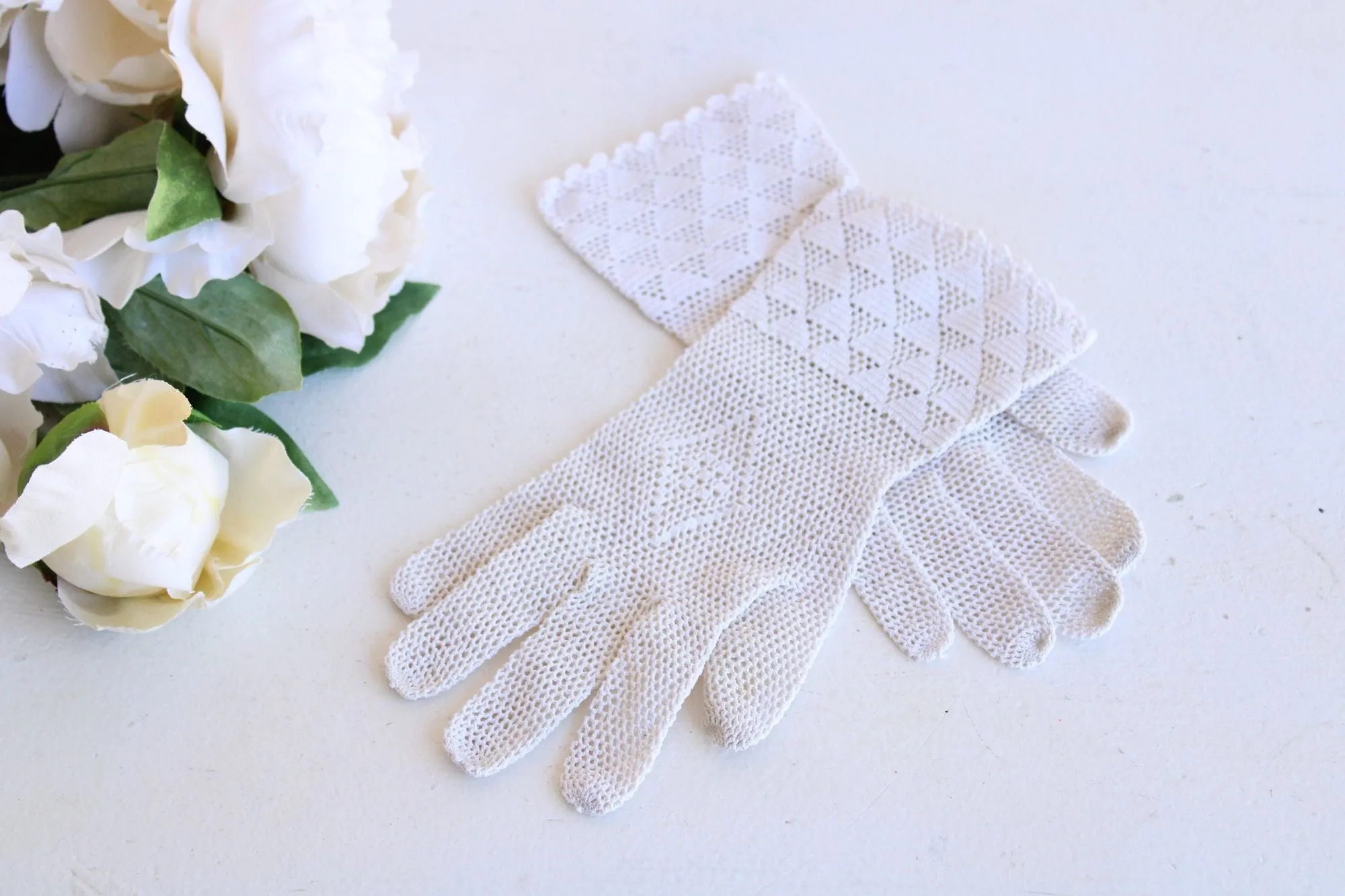 Vintage 1920s 1930s  Winter White Crochet Wrist Length Gloves